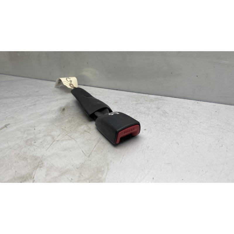 Attache ceinture arriere gauche TOYOTA RAV4 3 Photo n°1