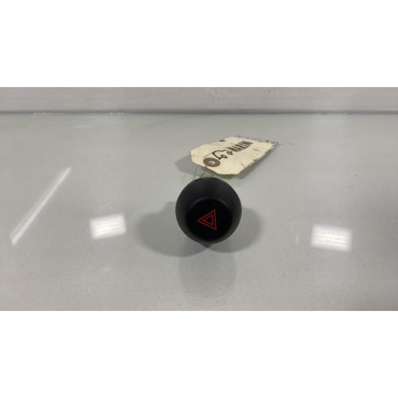 Bouton de warning TOYOTA RAV4 3 Photo n°1