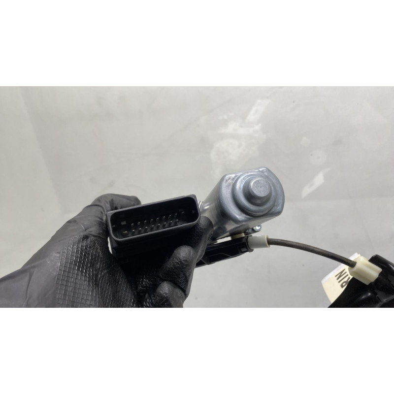 Leve vitre electrique arriere droit VOLKSWAGEN JETTA 4 Photo n°2