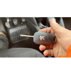 Attache ceinture avant droit PEUGEOT 208 1