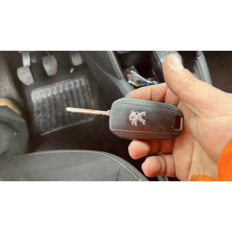 Attache ceinture avant droit PEUGEOT 208 1 Photo n°8