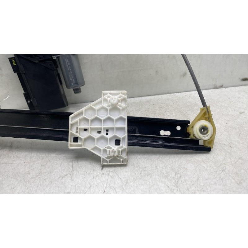 Leve vitre electrique arriere gauche AUDI A4 2 Photo n°4