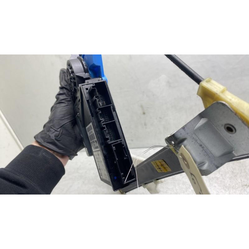 Leve vitre electrique arriere gauche AUDI A4 2 Photo n°5