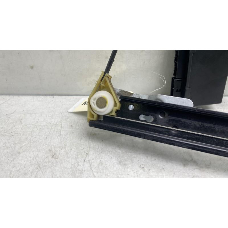 Leve vitre electrique arriere gauche AUDI A4 2 Photo n°7