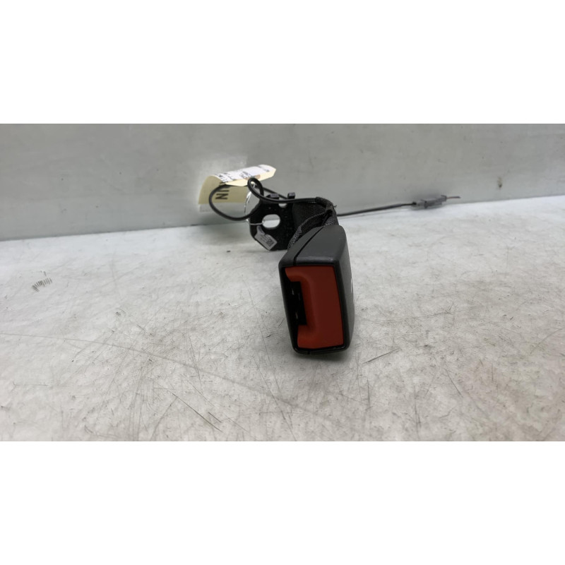 Attache ceinture arriere centrale OPEL CORSA E Photo n°3