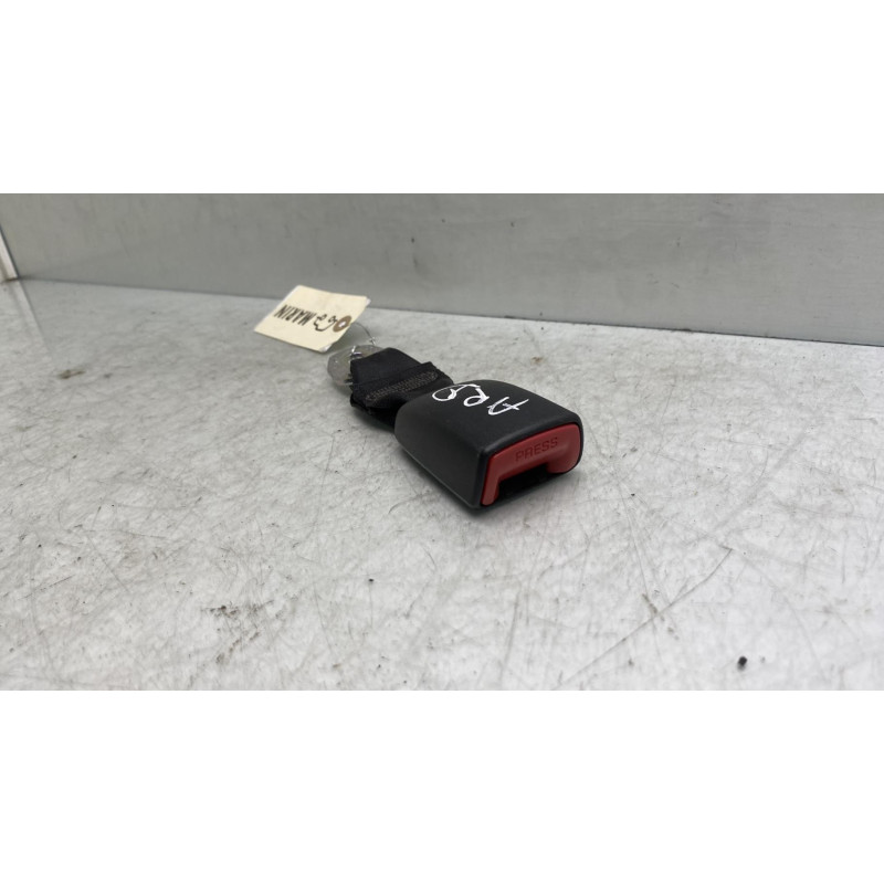 Attache ceinture arriere droit PEUGEOT 107 Photo n°1