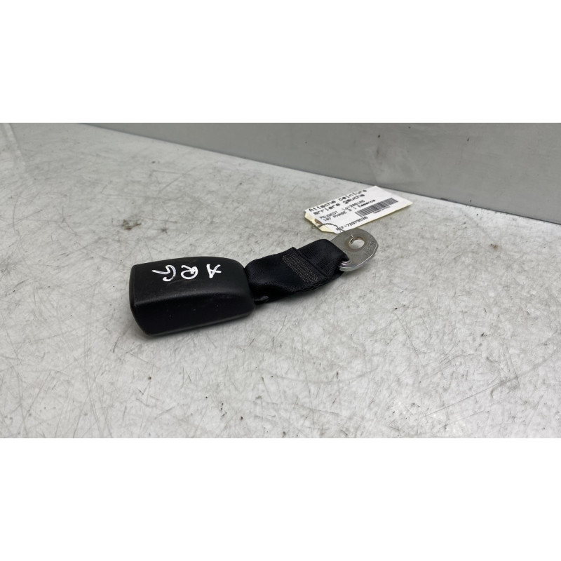 Attache ceinture arriere gauche PEUGEOT 107 Photo n°2