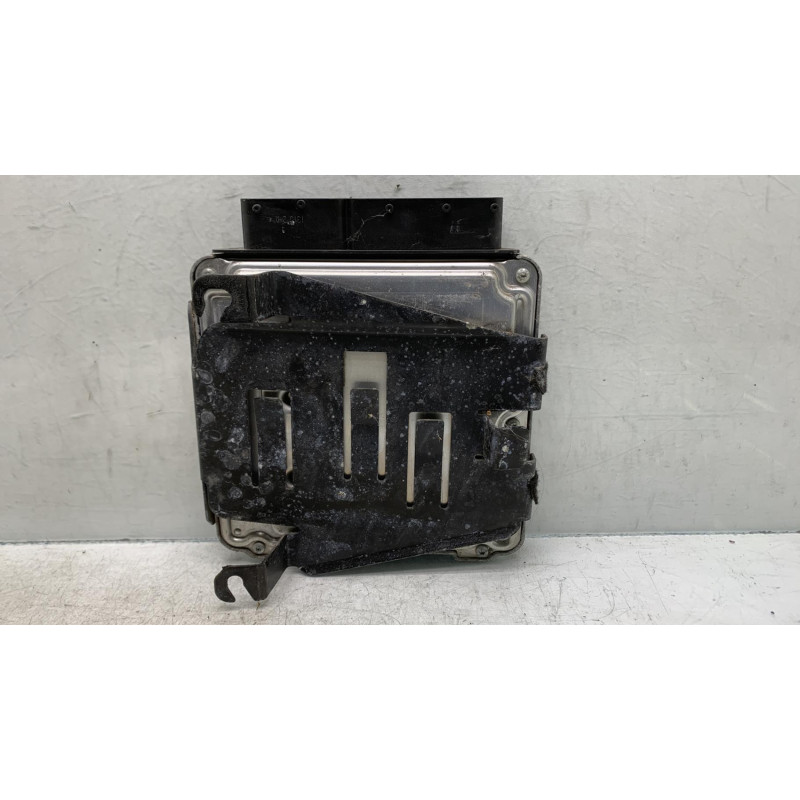 Calculateur moteur VOLKSWAGEN GOLF 5 Photo n°1