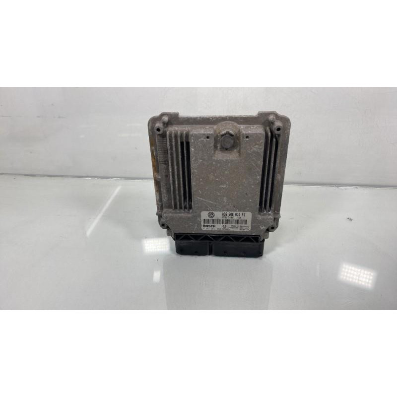 Calculateur moteur VOLKSWAGEN GOLF 5 Photo n°1