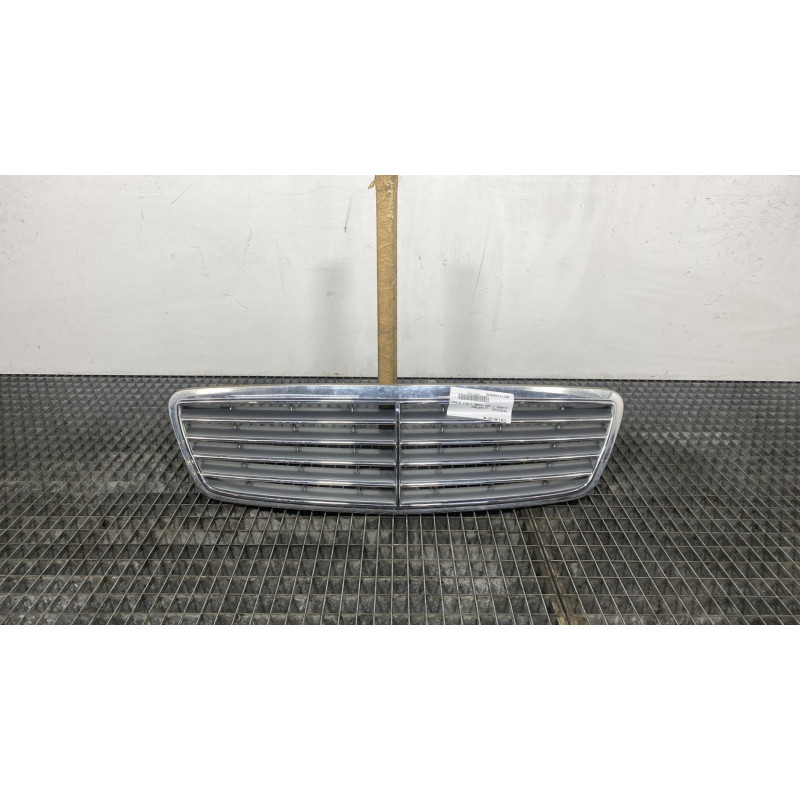 Calandre MERCEDES CLASSE C 203 Photo n°4