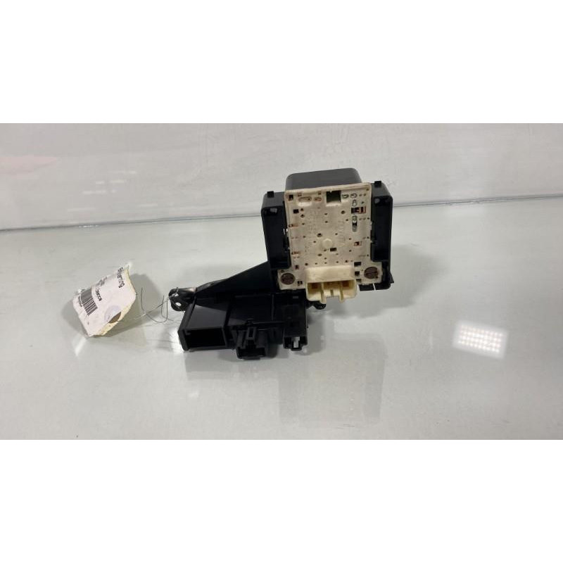 Bouton de warning TOYOTA YARIS 1 Photo n°2