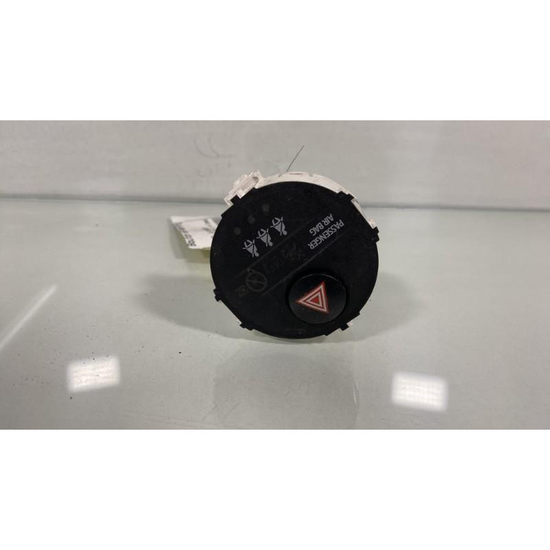 Bouton de warning TOYOTA YARIS 3 Photo n°2