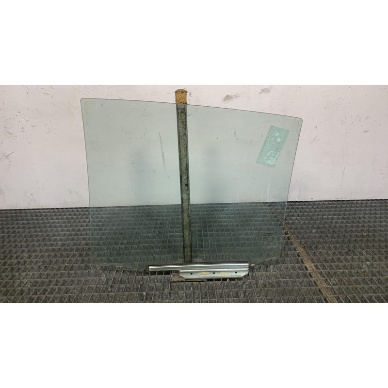 Vitre arriere droit TOYOTA YARIS 2 Photo n°3