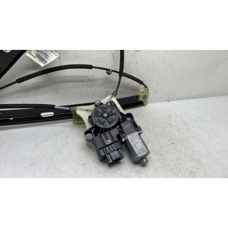 Leve vitre electrique avant droit VOLKSWAGEN POLO 6 Photo n°1