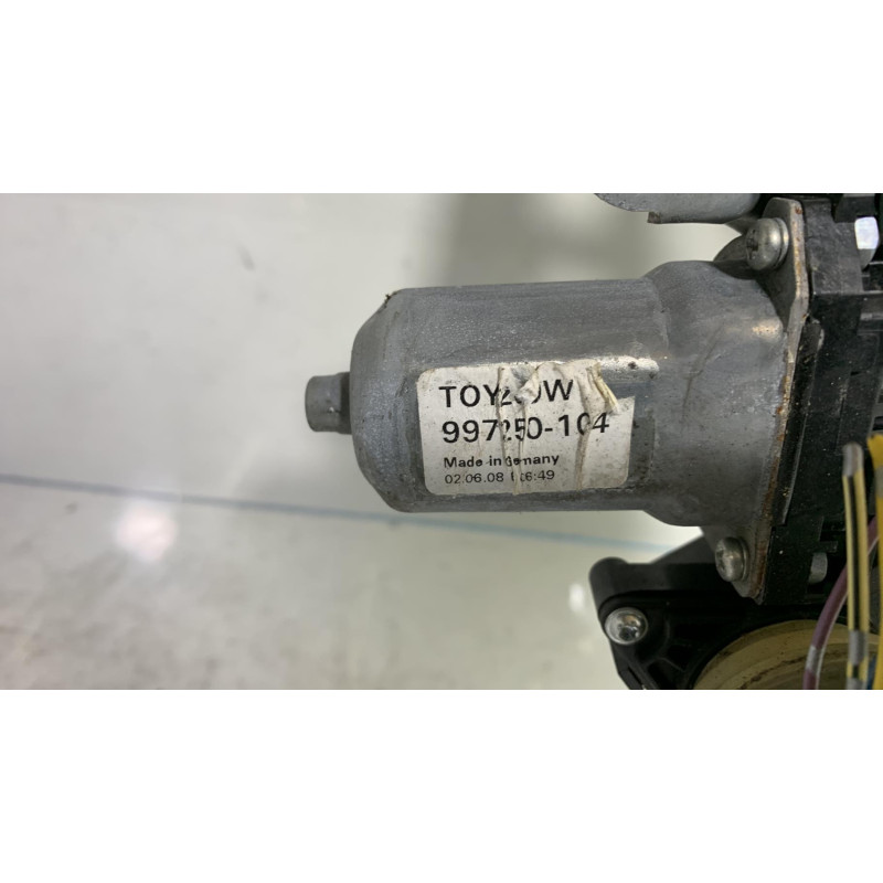 Leve vitre electrique arriere droit TOYOTA COROLLA VERSO 2 Photo n°2