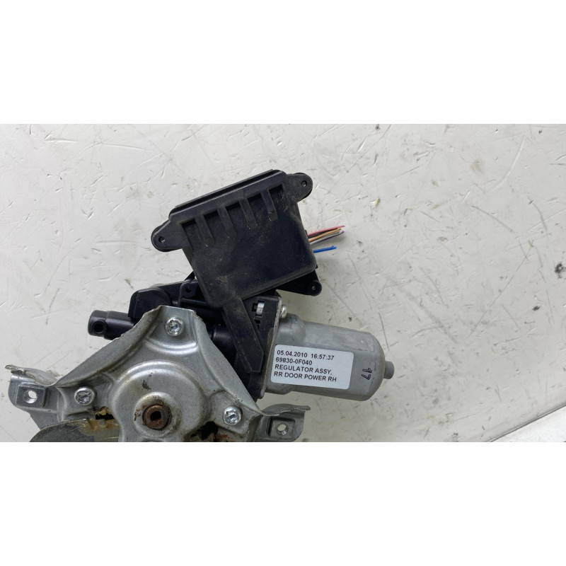 Leve vitre electrique arriere droit TOYOTA VERSO Photo n°3