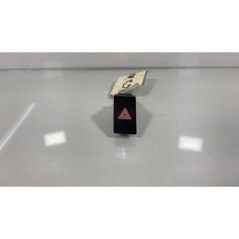 Bouton de warning TOYOTA VERSO Photo n°1