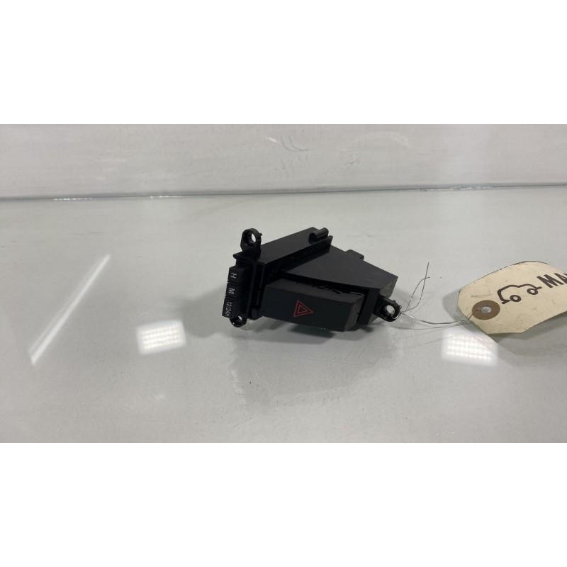 Bouton de warning MAZDA 3 2 Photo n°1