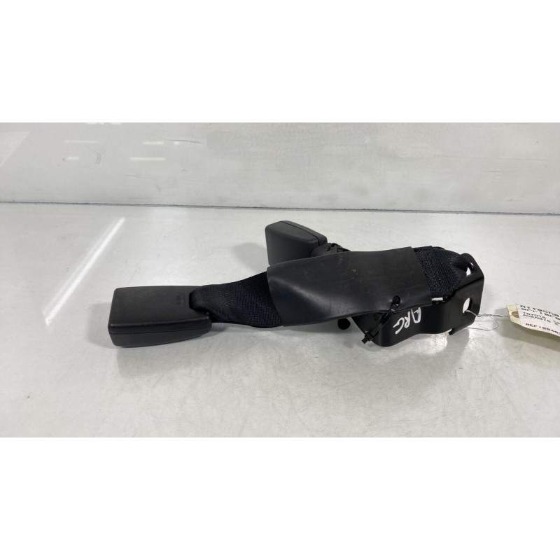 Attache ceinture arriere gauche TOYOTA AVENSIS 2 Photo n°2