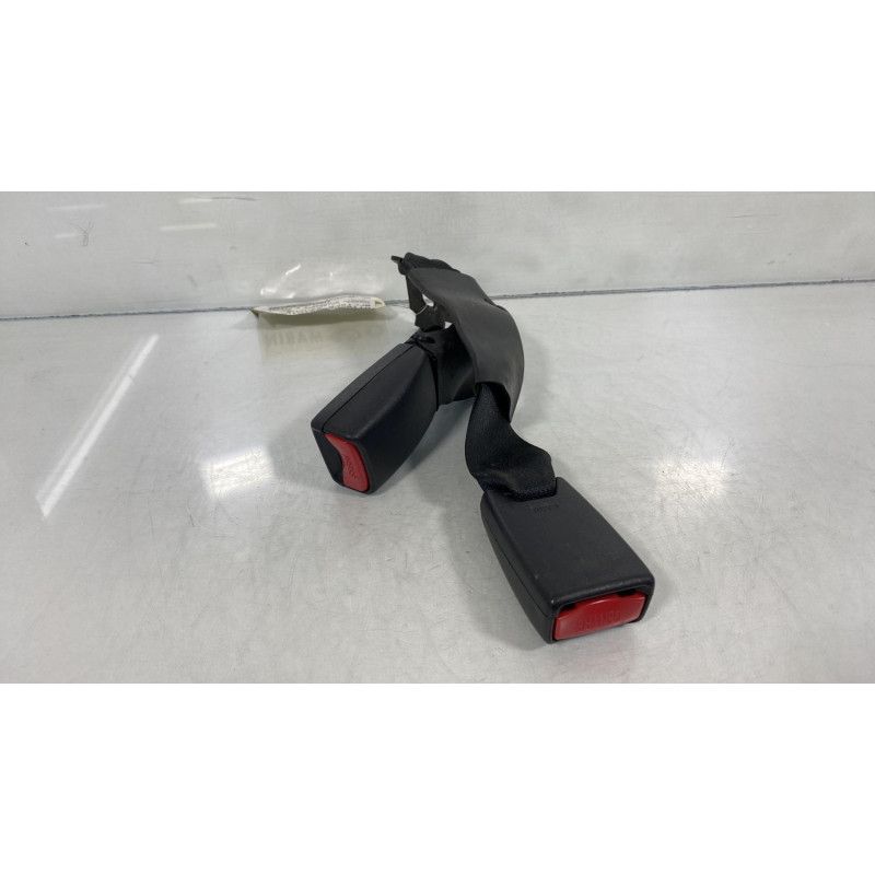 Attache ceinture arriere gauche TOYOTA AVENSIS 2 Photo n°3