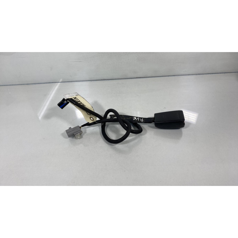 Attache ceinture avant gauche TOYOTA AVENSIS 2 Photo n°2