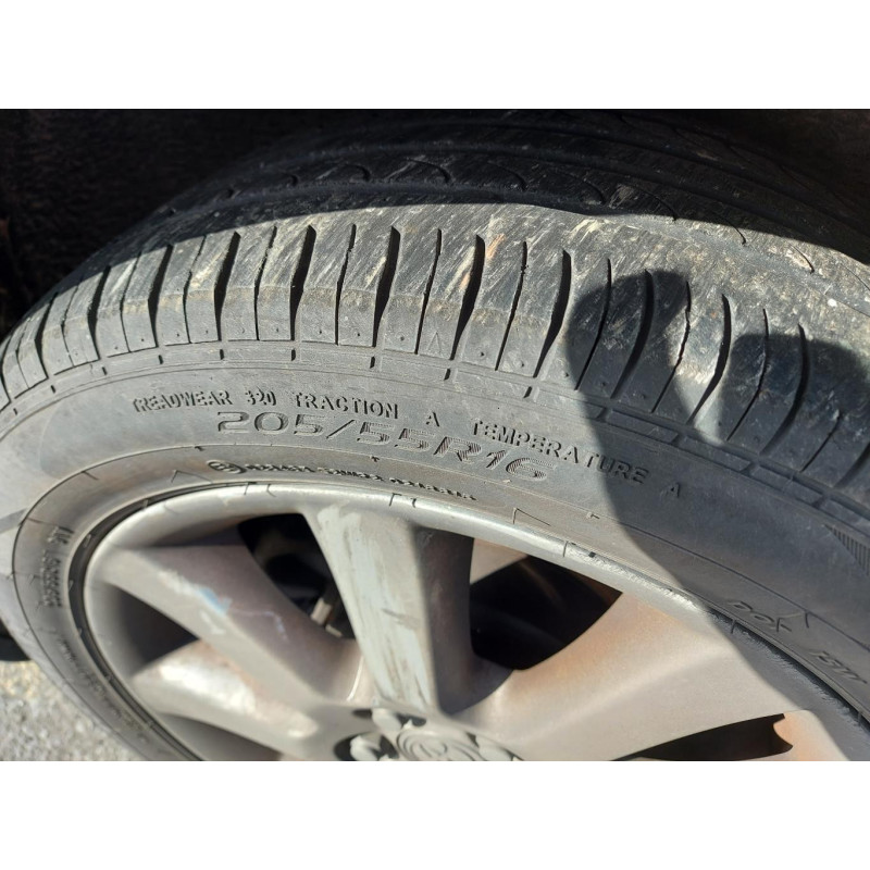 Verin de coffre TOYOTA AVENSIS 2 Photo n°15