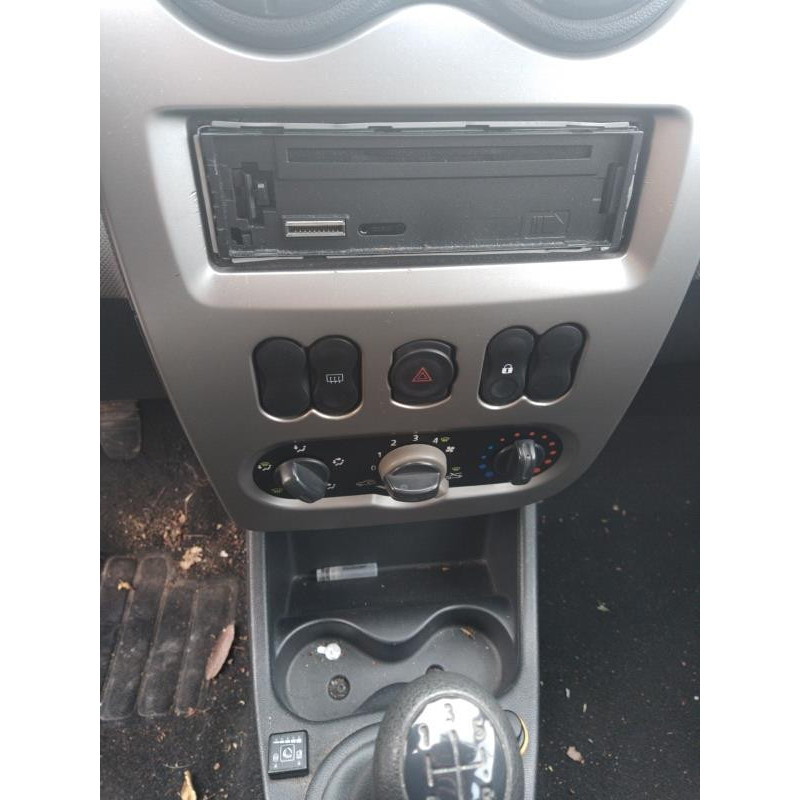 Calandre DACIA SANDERO 1 Photo n°13