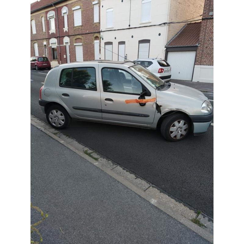Pare boue avant gauche RENAULT CLIO 2 Photo n°13