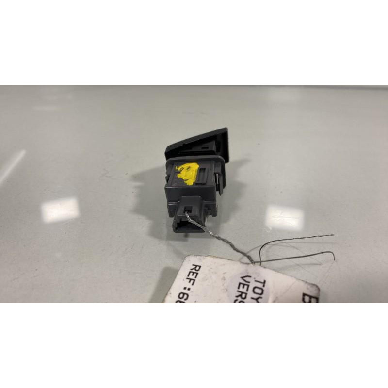 Bouton de warning TOYOTA VERSO Photo n°1