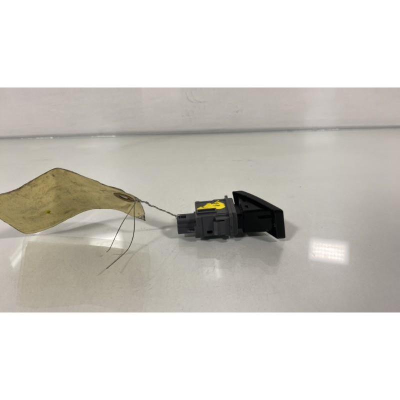 Bouton de warning TOYOTA VERSO Photo n°3