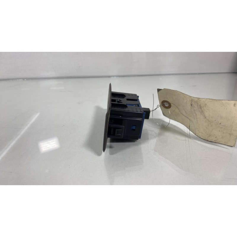 Interrupteur de leve vitre arriere droit TOYOTA VERSO Photo n°3