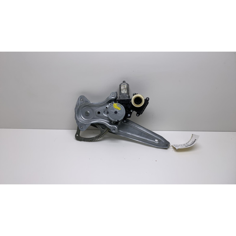 Leve vitre electrique arriere droit TOYOTA VERSO Photo n°4
