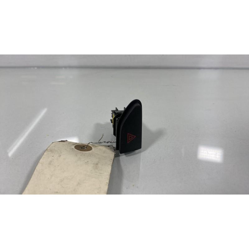 Bouton de warning RENAULT CLIO 4 Photo n°3