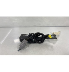 Attache ceinture avant gauche TOYOTA AVENSIS 2