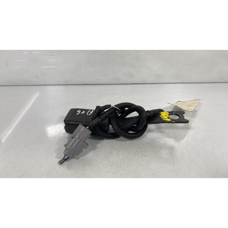 Attache ceinture avant gauche TOYOTA AVENSIS 2 Photo n°2