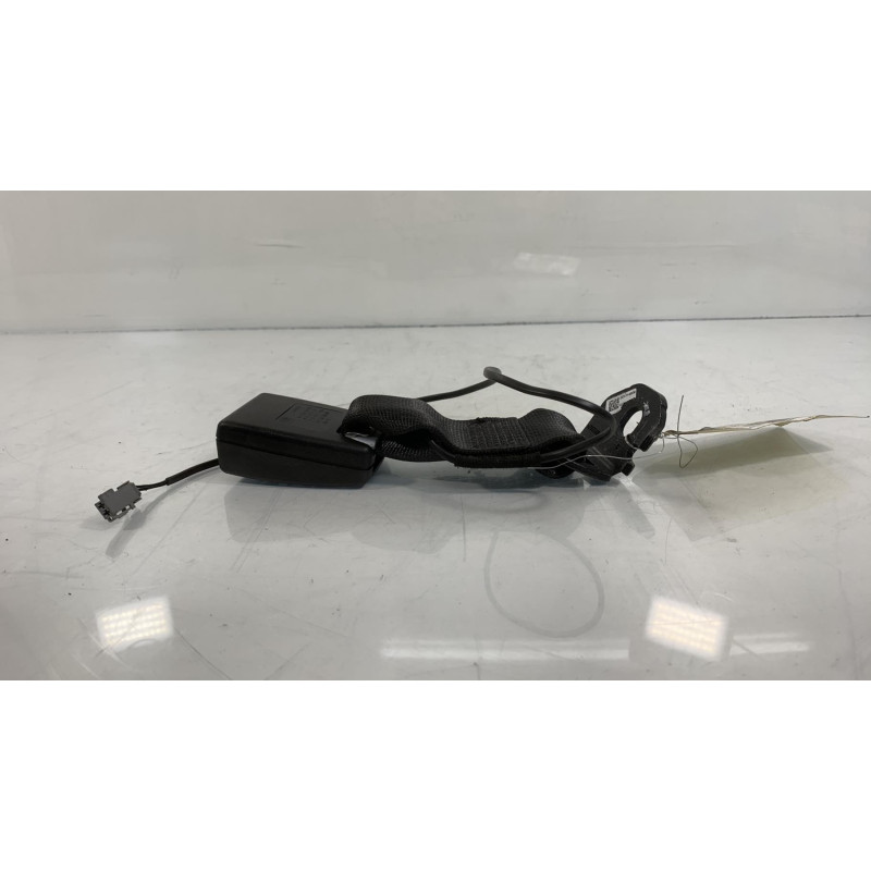 Attache ceinture arriere centrale OPEL CORSA E Photo n°1