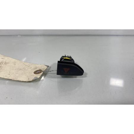 Bouton de warning RENAULT CLIO 4 Photo n°1