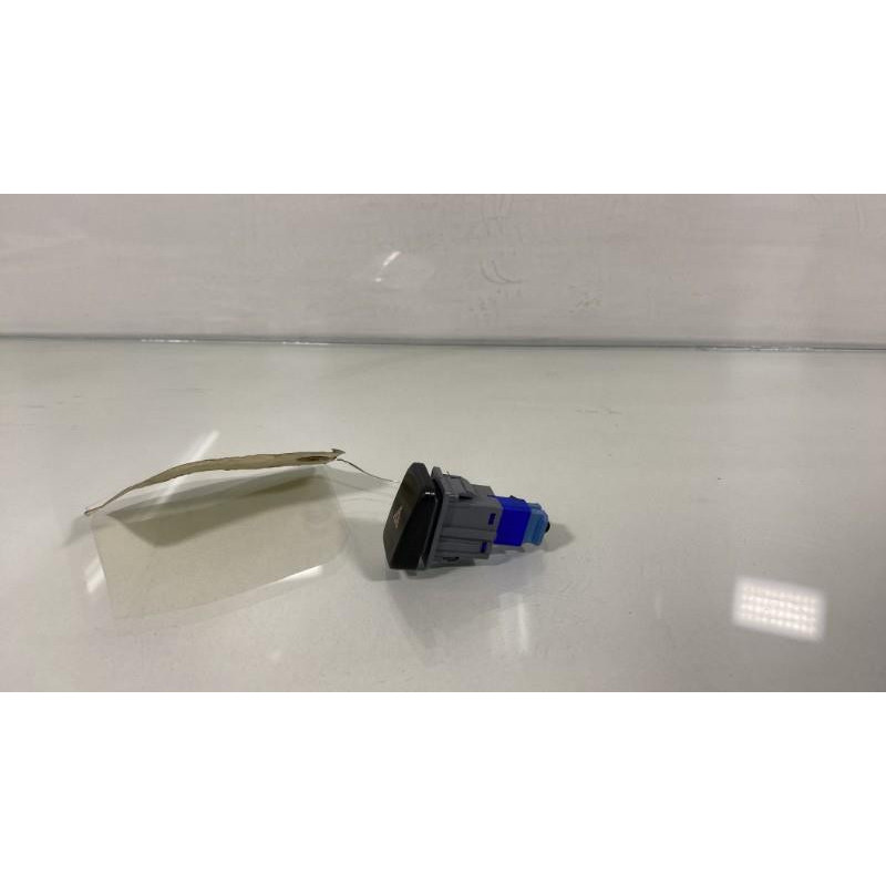Bouton de warning TOYOTA AURIS 2 Photo n°2