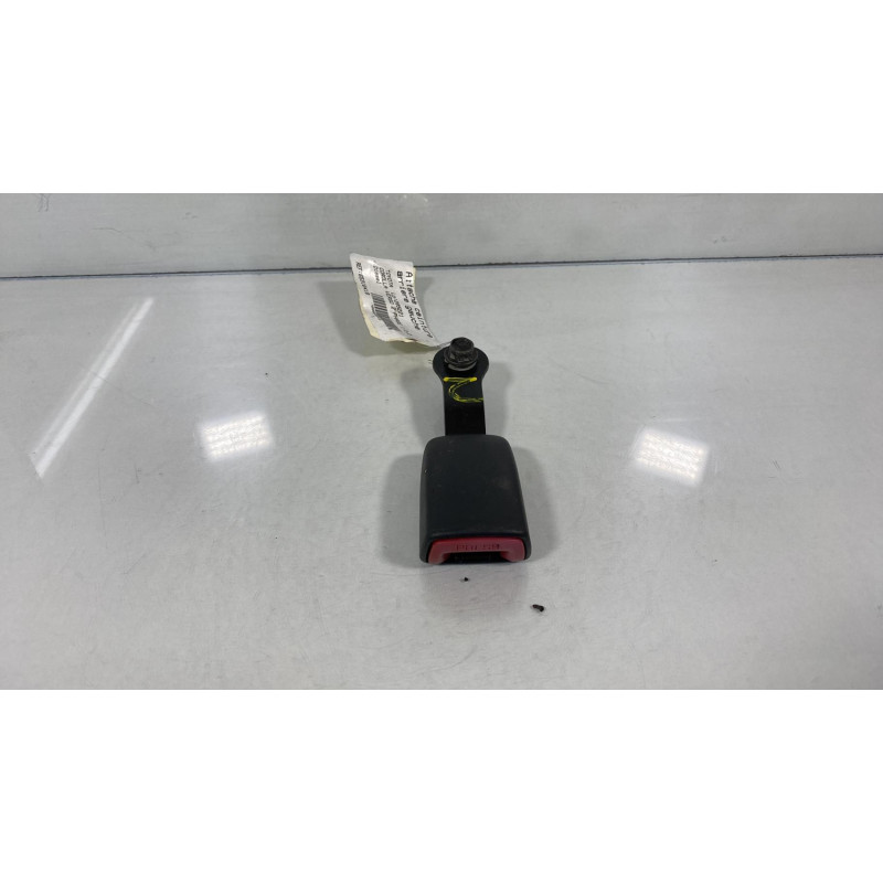Attache ceinture arriere gauche TOYOTA COROLLA VERSO 2 Photo n°2