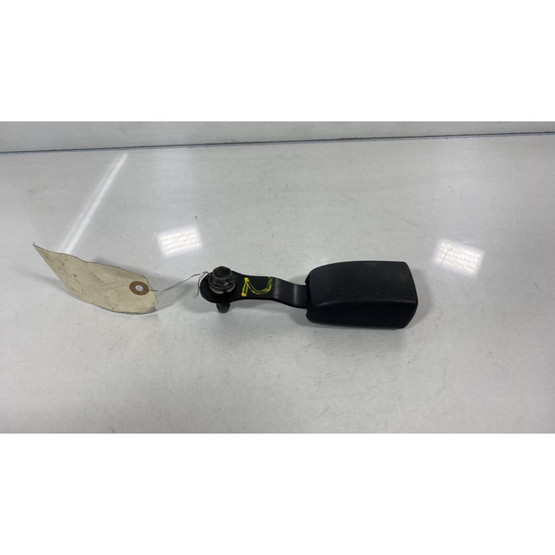 Attache ceinture arriere gauche TOYOTA COROLLA VERSO 2 Photo n°3