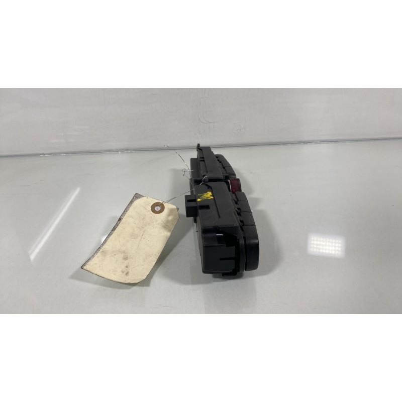 Bouton de warning MERCEDES CLASSE C 203 Photo n°2