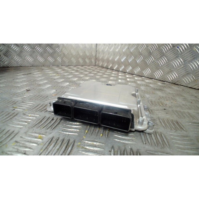 Calculateur moteur OPEL VIVARO 1 Photo n°1