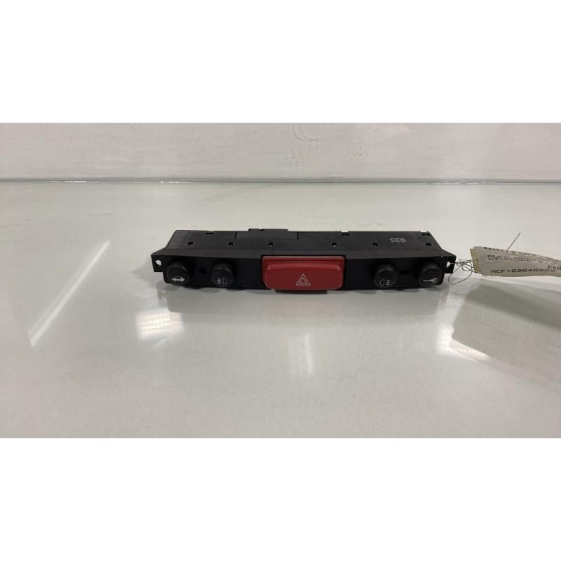 Bouton de warning ALFA ROMEO GT Photo n°3
