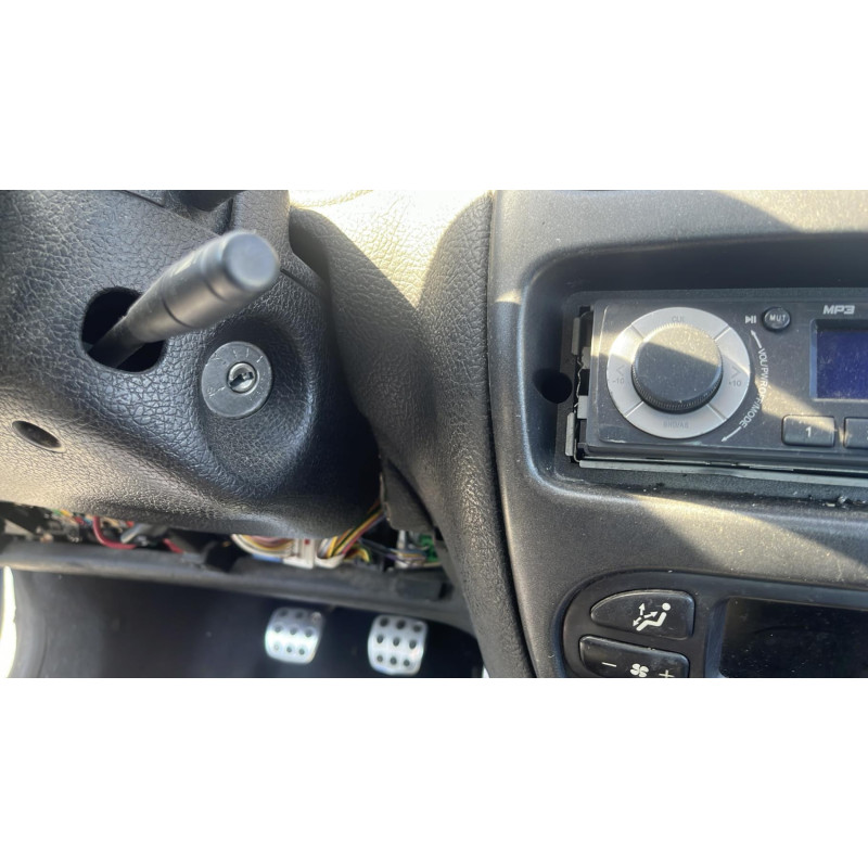 Attache ceinture avant droit PEUGEOT 206 Photo n°9