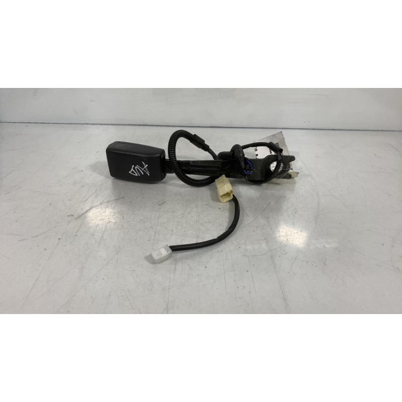 Attache ceinture avant droit TOYOTA YARIS 2 Photo n°1