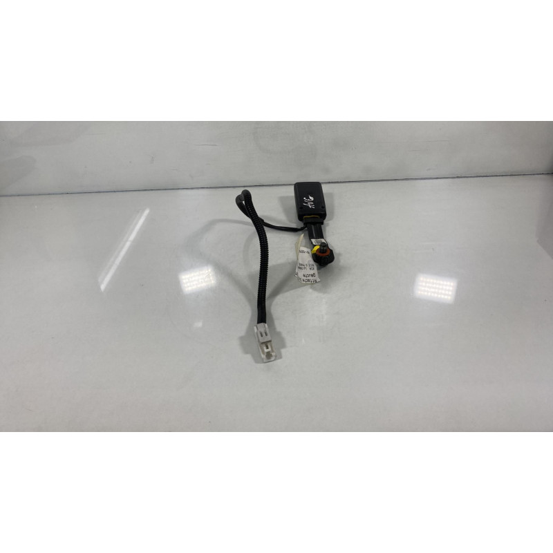 Attache ceinture avant gauche KIA RIO 3 Photo n°1