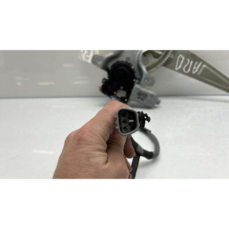 Leve vitre electrique arriere droit TOYOTA LAND CRUISER 4 STATION WAGON J100 Photo n°7