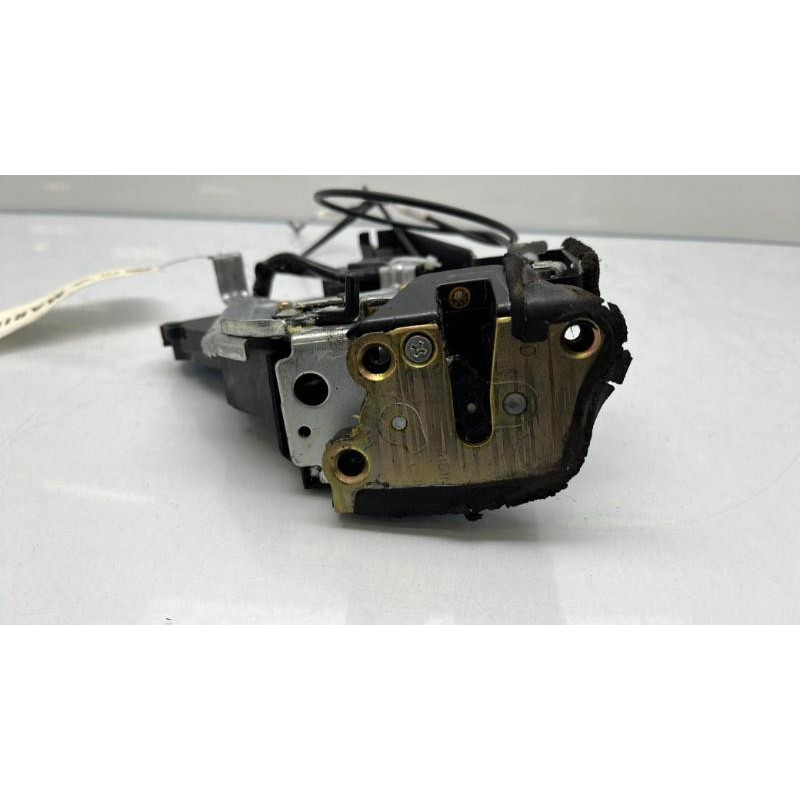 Serrure arriere droit TOYOTA LAND CRUISER 4 STATION WAGON J100 Photo n°4