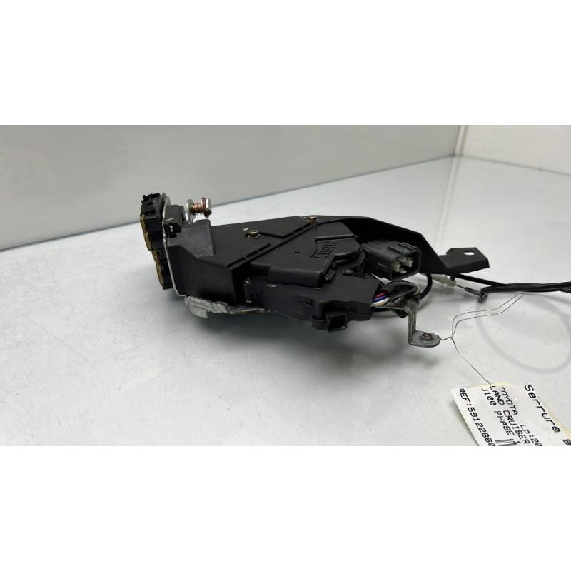Serrure arriere droit TOYOTA LAND CRUISER 4 STATION WAGON J100 Photo n°6