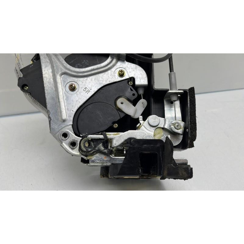 Serrure arriere droit TOYOTA LAND CRUISER 4 STATION WAGON J100 Photo n°7